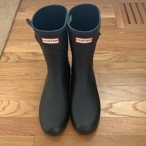 HUNTER rain boots. Never worn! Black with buckle